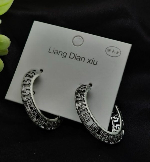 Imported Exquisite Antique-Style Crescent Hoop Earrings – Tarnish Free Elegance